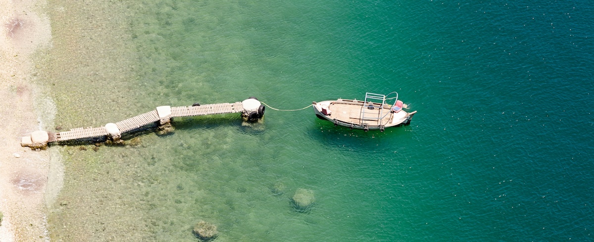 Лодка у берега, <a href="https://unsplash.com/photos/boat-near-shore-KDaCNWB7x1w" class="link">Luke Michael, Unsplash.com</a>